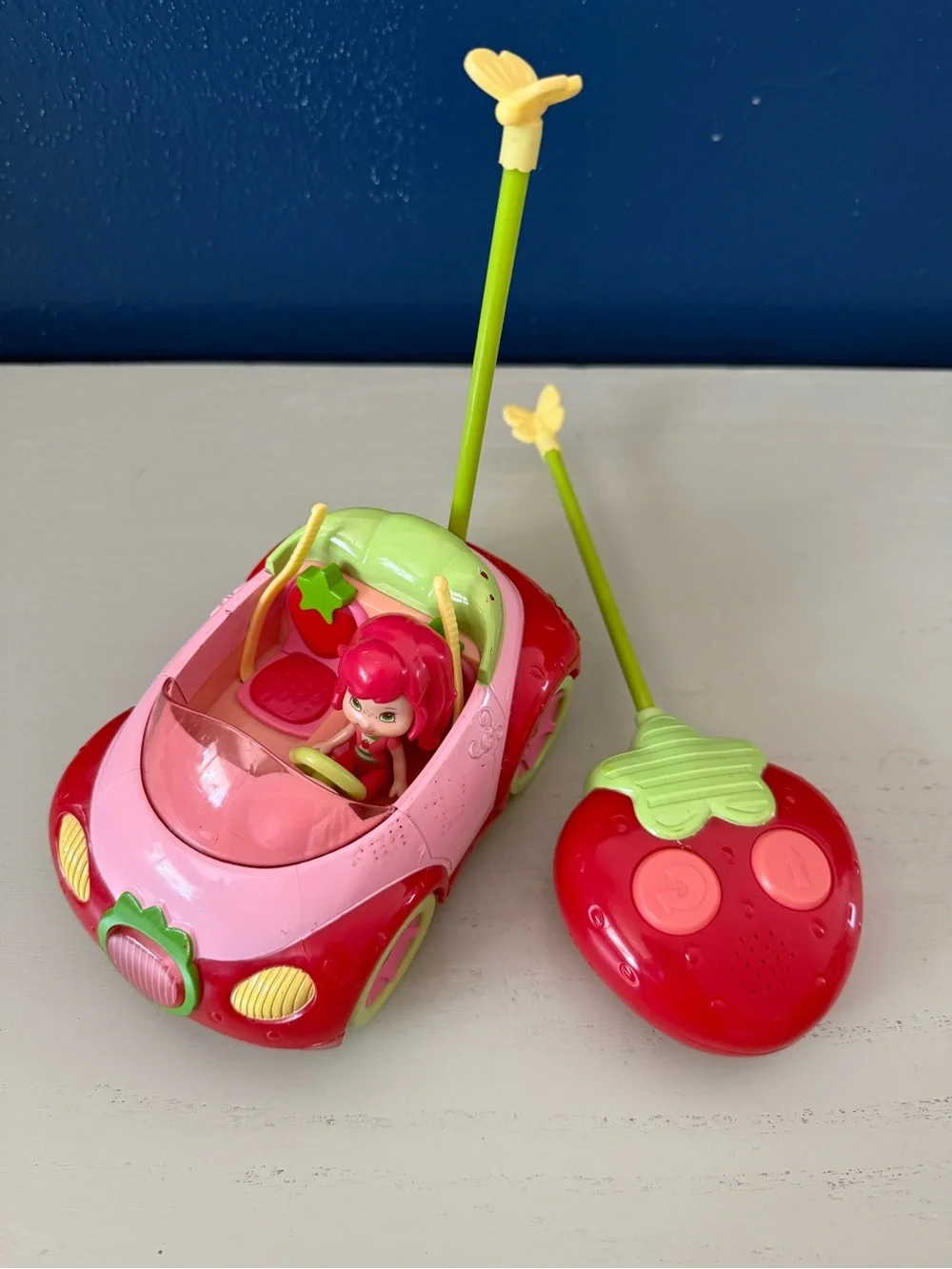 2009 Hasbro Strawberry Shortcake Remote Control Car with Doll-Tested and Working